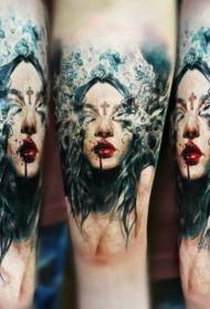 Piękny tajemniczy portret kobiety ze wzorem tatuażu ze skrzyżowanymi nogami