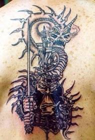 Blogis drakonas ir karys kovoja su tatuiruotės modeliu