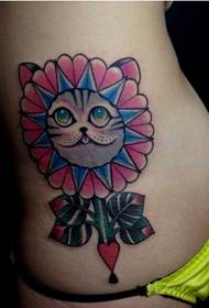 Moteriška katė, laižanti saulėgrąžų katės tatuiruotę
