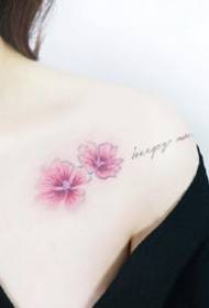 Velmi malá skupina čerstvých dívek, malé květinové tetování