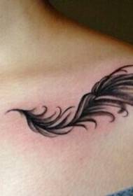 Elegantné tetovanie z plecového peria