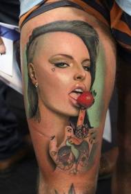 Realistyczny realistyczny portret uda seksowna kobieta z truskawkowym wzorem tatuażu