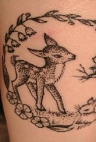 Meitene teļš uz melna augu materiāla apaļas mežģīnes mazu dzīvnieku tetovējums attēlu