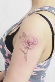 Un gruppo di ragazze bellissime piccole tatuaggi di fiori freschi di colore funziona