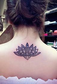 Crno-bijeli uzorak tetovaže lotosa ispod vrata