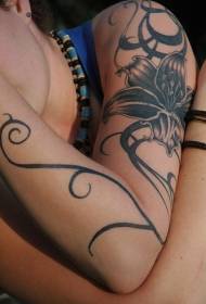 Modeli i zi i zambakut me zambak dhe tatuazh, 125910 @ Modeli i tatuazhit të gruas seksi të zezë