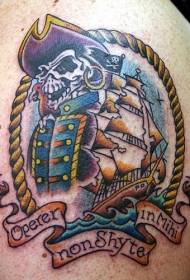 Skouderkleur pirate skull en âlde boat tattoo foto