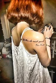 Rövid hajú lány elegáns divat brit tetoválás tetoválás