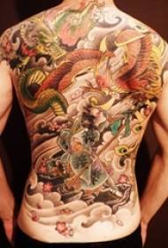 Modelul de tatuaj al animalelor preferate al băiatului și modelul de tatuaj al dragonului
