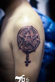 Męski ramię popularny klasyczny wzór tatuażu pentagram