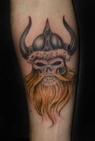 Rokas krāsas pirāta galvaskauss ar raga ķiveres tetovējuma modeli