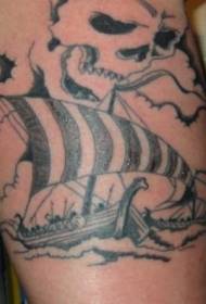 Pierna barco pirata blanco y negro en el cielo patrón de tatuaje