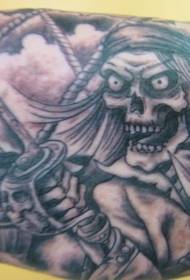 Tatu di tatuu di craniu pirata arraggiatu neru bracciu