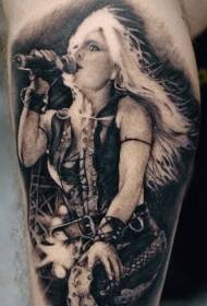 黒と白の女性歌手の肖像画の大きな腕のタトゥーパターン