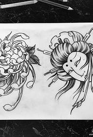 Japoniškos geišos galvos ir chrizantemos tatuiruotės rankraštis