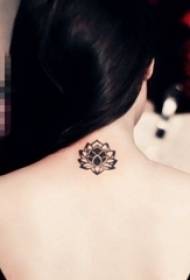 목 뒤에 여자 창조적 인 아름다운 연꽃 문신 사진
