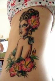 Taille sydkleurfrou en hibiskusblom tatoeëringsfoto