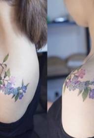 Meitenes gleznoja tetovēšanas prasmes mazu svaigu augu tetovējumu mākslas ziedu tetovējuma modeli