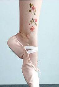 Roztomilé dievča čerstvé členkové ruže tetovanie vzor