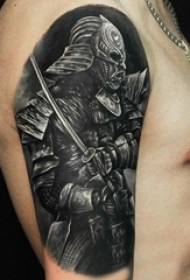 Guttearmer på svart grå skissestikk Tips Creative Warrior Tattoo Picture