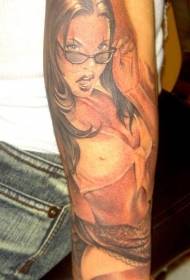 Rankos seksuali mergina nešioja tatuiruotes su akiniais