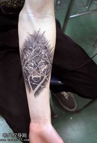 Ruka travnata tetovaža vuka uzorak