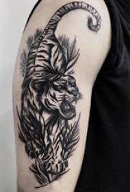męskie ramię na czarnej linii smugi abstrakcyjna linia obraz małego zwierzęcego tygrysa tatuaż