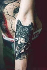 Swart en wit dier abstrakte lyn steek truuk wolf tatoeëring patroon