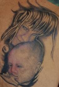 Плечо серого цвета матери и ребенка с тату-портретом