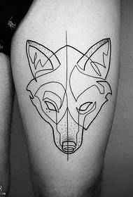 Uzorak tetovaže vuka na liniji bedara