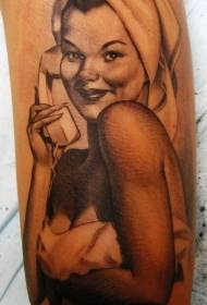 Szexi lány portré tetoválás a telefonon