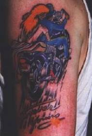 Цвет хулигана на плечах с татуировкой на мотоцикле
