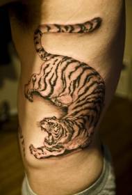 el patrón de tatuaje de costilla lateral de tigre negro
