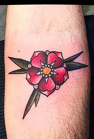 Typické tetovanie ruže a nákovy