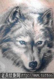 Wolf Tattoo Patroon: 'n gewilde klassieke patroon vir skouerwolfkop-tatoeëring