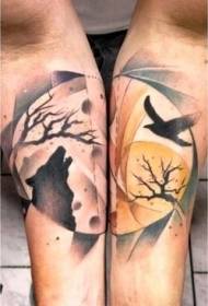 Paže namaloval vlk s tetováním kombinace ptáků a měsíců