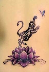 nyeusi tiger kuambukiza mfano wa kipepeo tattoo kwenye lotus