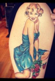 Na ramenu boja ručnog cvijeta ruža cvijet tetovaža uzorak