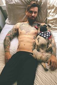 Európai és amerikai férfi jóképű és bájos totem tetoválás tetoválás