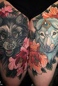 Thigh black and white wolf tattoo pattern