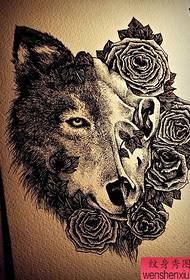 Kul klasičan rukopis tetovaže na glavi vuka