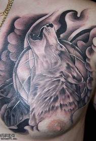 Modèle de tatouage de loup de poitrine