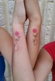 Girlfriend လက်သည်ပန်းချီရေးဆွဲထားသောလှပသောပန်းပွင့် tattoo ရုပ်ပုံပန်းချီပုံကြမ်းခြယ်သထားသည်