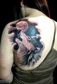 Padrão de tatuagem cabeça de lobo com lesão no ombro
