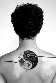 Model de tatuaj geometric concentric rotund în stil negru de la Daniel Matsumoto