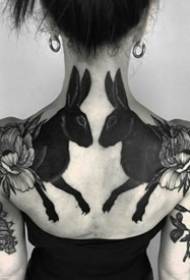 Чыстая цёмна-чорная татуіроўка на даме