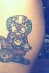 Ljuti klaun i drveni uzorak za tetoviranje čekića
