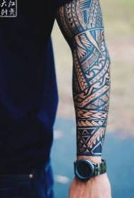 Tatuagem Totem - Tatuagem Simples e Hábil Representando Músculo e Totem