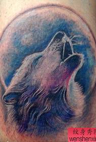 ビッグアーム色のオオカミの頭のタトゥーパターン