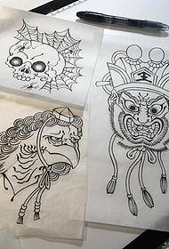 Japansk djurskalleporträtt av en mångfald manuskript för tatueringsmönster för små mönster